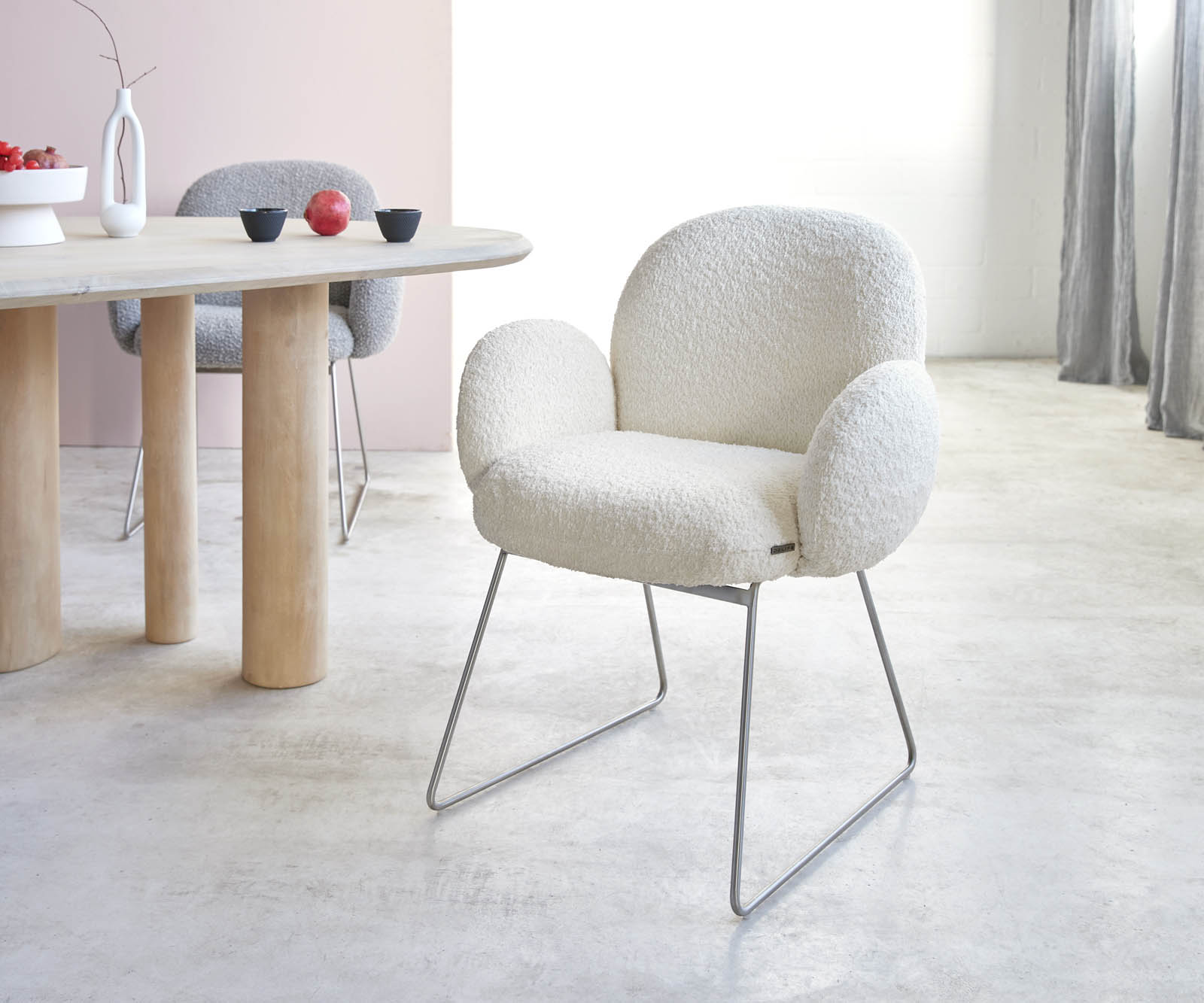 Chaise-de-salle-à-manger Nube-Flex avec accoudoirs bouclé blanc pied trapèze acier inoxydable ressorts ensachés