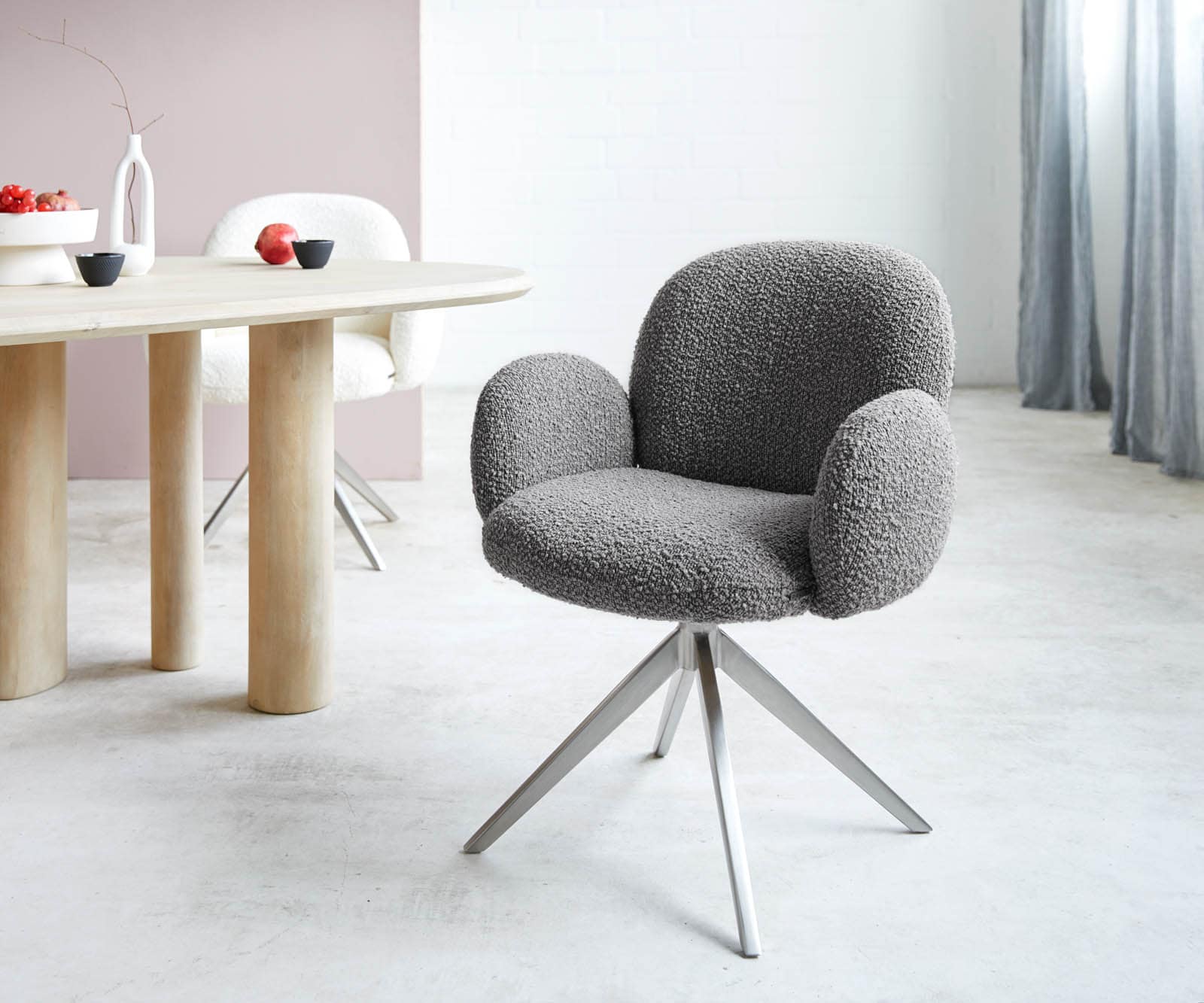 Chaise-pivotante Nube-Flex avec accoudoirs bouclé gris argenté pied croisé large acier inoxydable ressorts ensachés pivote sur 360°