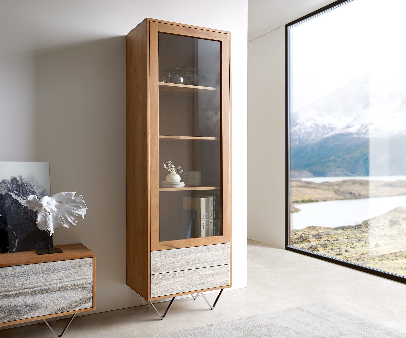 Vitrine Kleo 60x180 cm acacia naturel 1 porte 2 tiroirs pieds en V inox