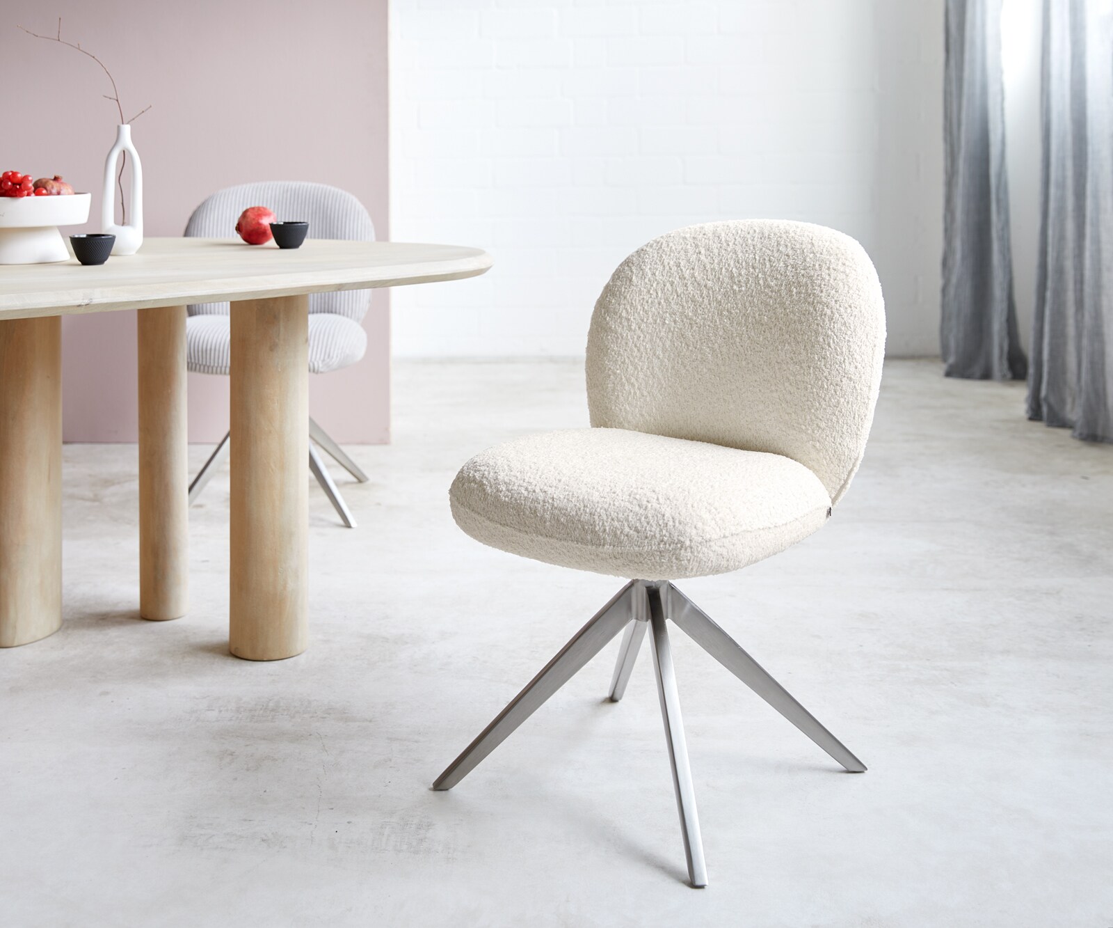 Chaise-pivotante Nube-Flex bouclé blanc pied croisé large acier inoxydable ressorts ensachés pivote sur 360°